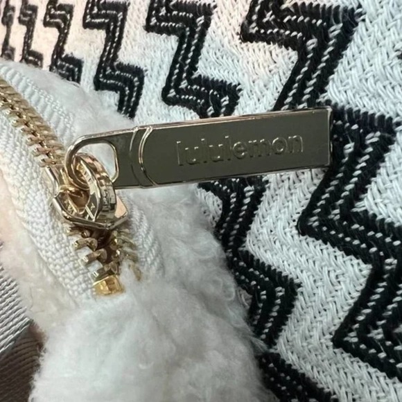 NWT OG GOLD hardware Light Ivory Sherpa OG Fleece Everywhere Belt Bag - Picture 5 of 11